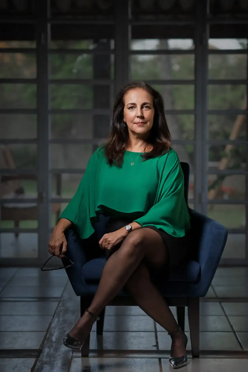 Dra. Carmem Laize Coelho Monteiro Martinez em seu escritório em Brasília